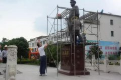 杨总向导手艺团队赴金寨为洪学智将军雕塑维保