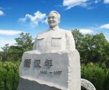 瞻仰潘汉年雕像：追寻英雄足迹