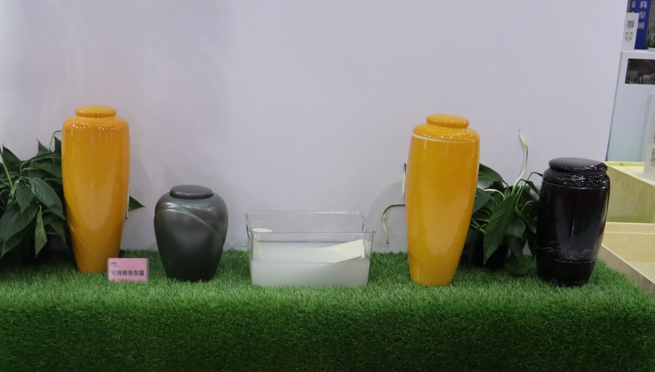 生命最后的礼物：：：一只可降解骨灰坛种出的绿色未来